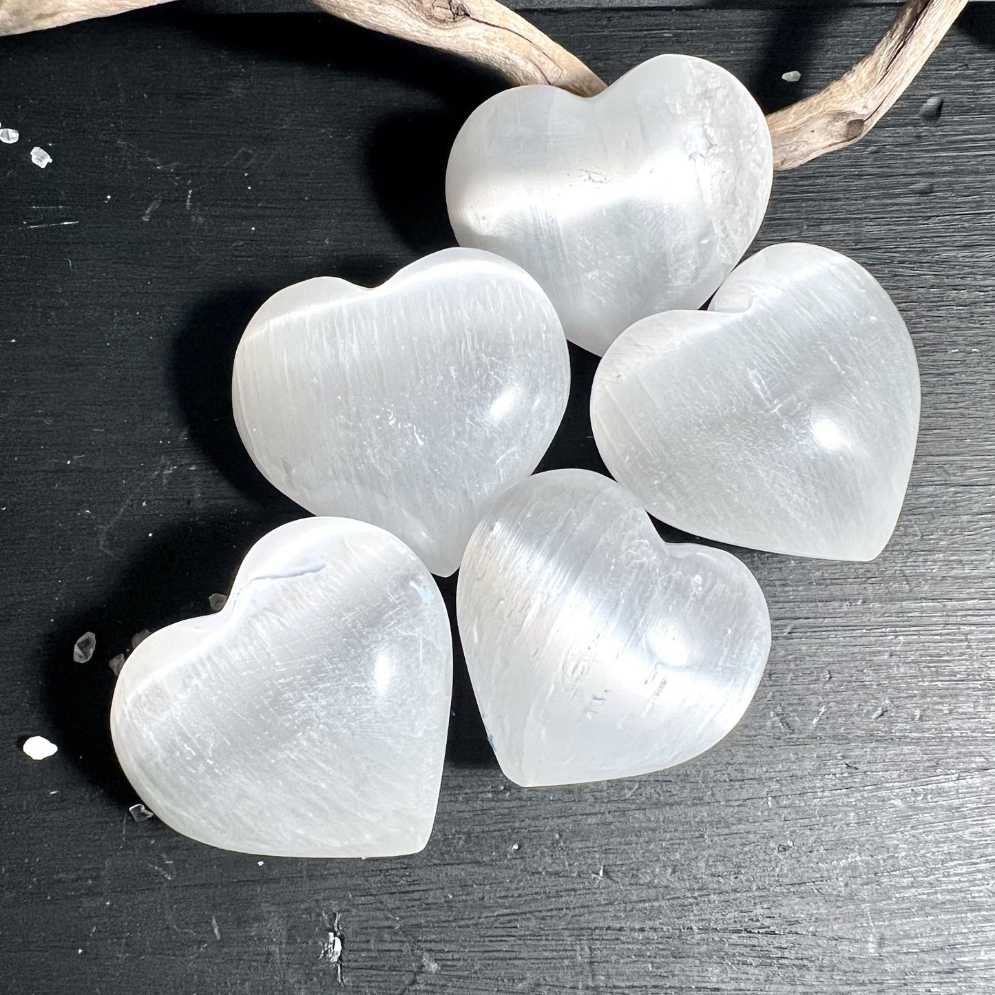 Selenit Herz poliert aus Marokko mit seidigem Schimmer