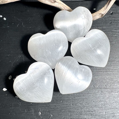 Selenit Herz poliert aus Marokko mit seidigem Schimmer