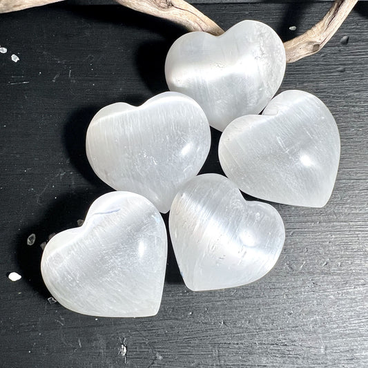 Selenit Herz poliert aus Marokko mit seidigem Schimmer