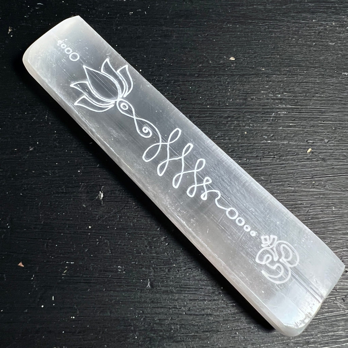 Selenit Ladeplatte Variante D | diagonale Ansicht | vollständige Gravur | Lotus Chakra Om | Happy Minerals