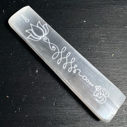 Selenit Ladeplatte Variante D | diagonale Ansicht | vollständige Gravur | Lotus Chakra Om | Happy Minerals