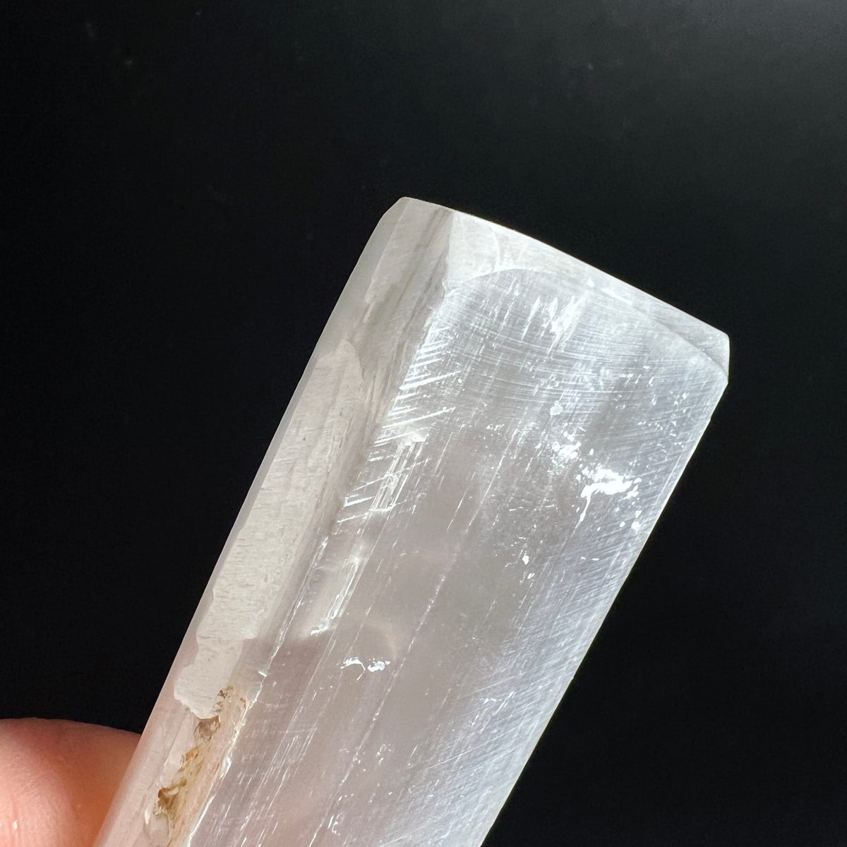 Selenit Ladeplatte Variante G | Kantendetail in Hand | milchige Streifen | Marokko | Happy Minerals