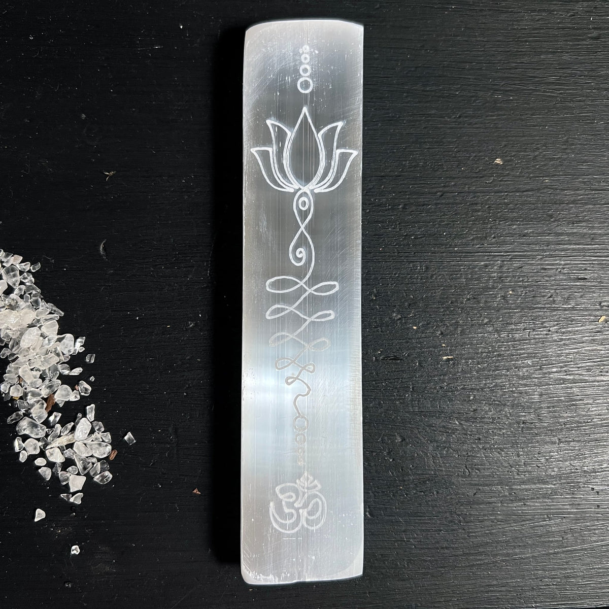 Selenit Ladeplatte Variante A | Marokko | Lotusblume Gravur | Chakra Symbole | Om Zeichen | Happy Minerals