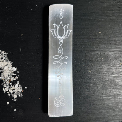 Selenit Ladeplatte Variante A | Marokko | Lotusblume Gravur | Chakra Symbole | Om Zeichen | Happy Minerals