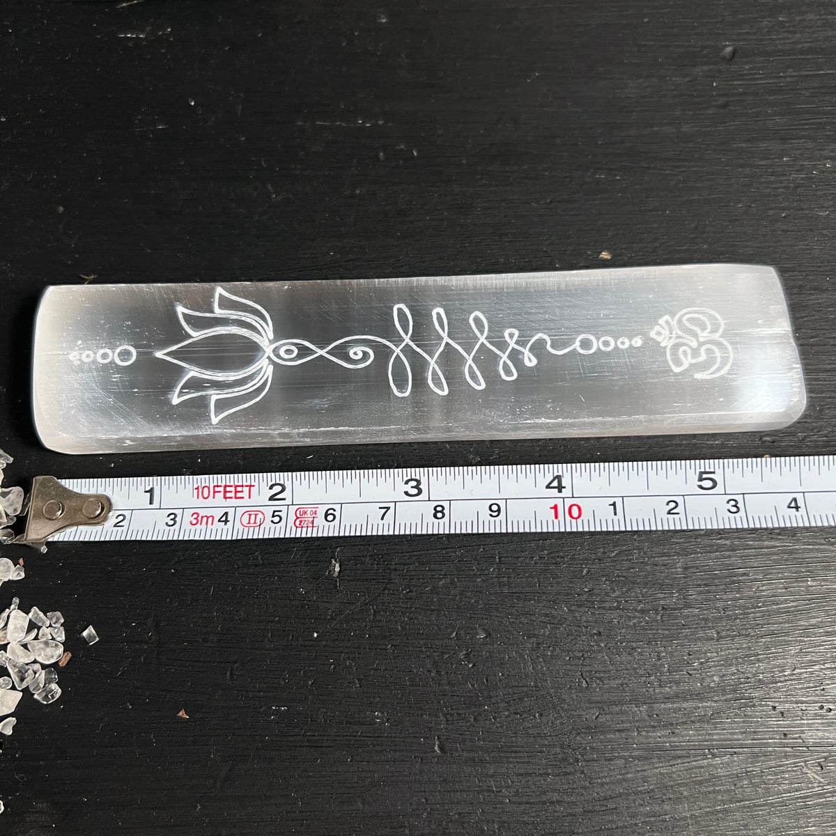 Selenit Ladeplatte Variante B | Maßband Größenvergleich | Marokko | rechteckig | filigrane Gravur | Happy Minerals