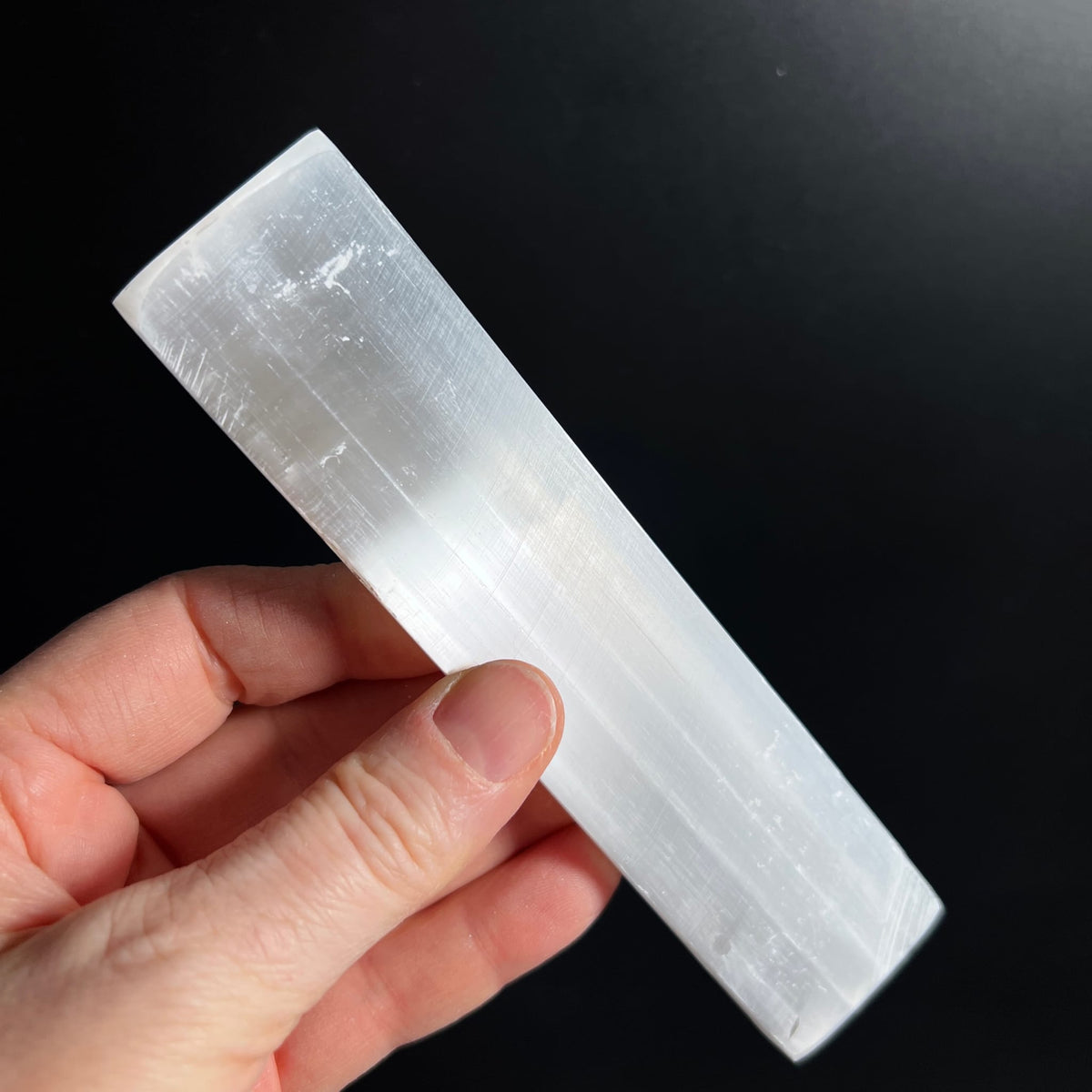 Selenit Ladeplatte Variante H | seitliche Ansicht in Hand | Stärke des Steins | Marokko | Happy Minerals