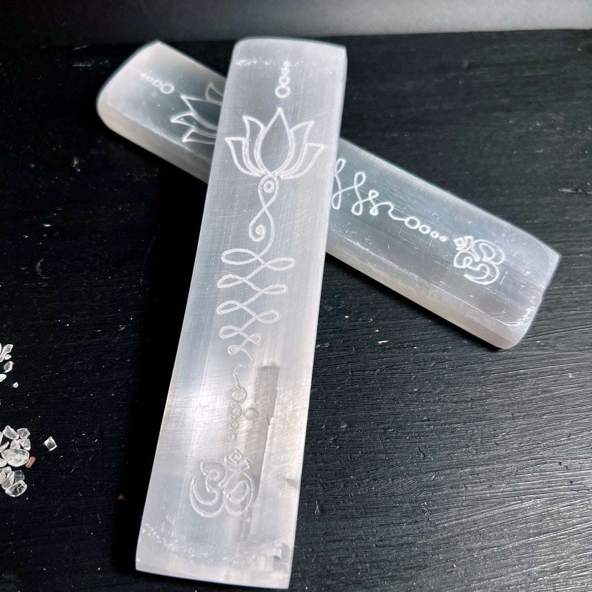 Selenit Ladeplatte Variante C | zwei Steine gekreuzt | Lotus und Om Motiv | Marokko | Happy Minerals