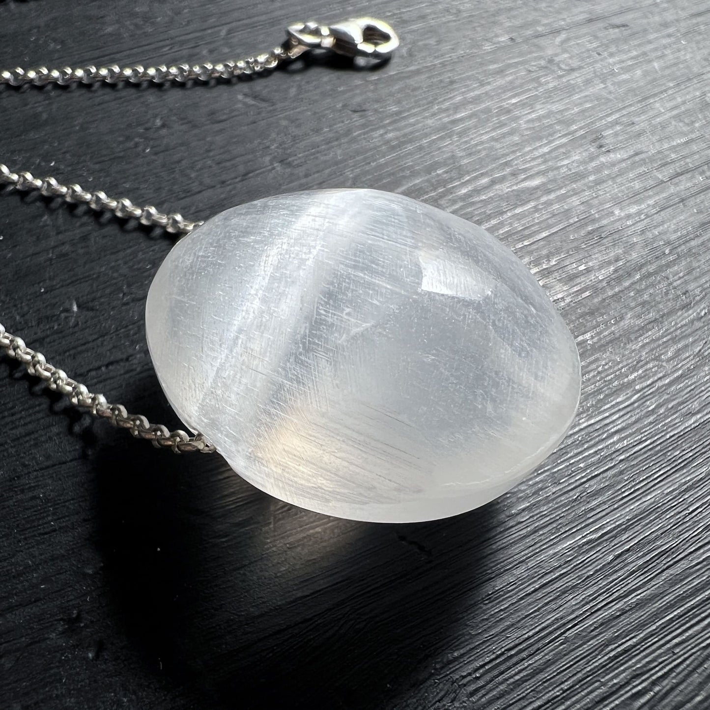 Selenit Polygon Form handgeschliffen organisch