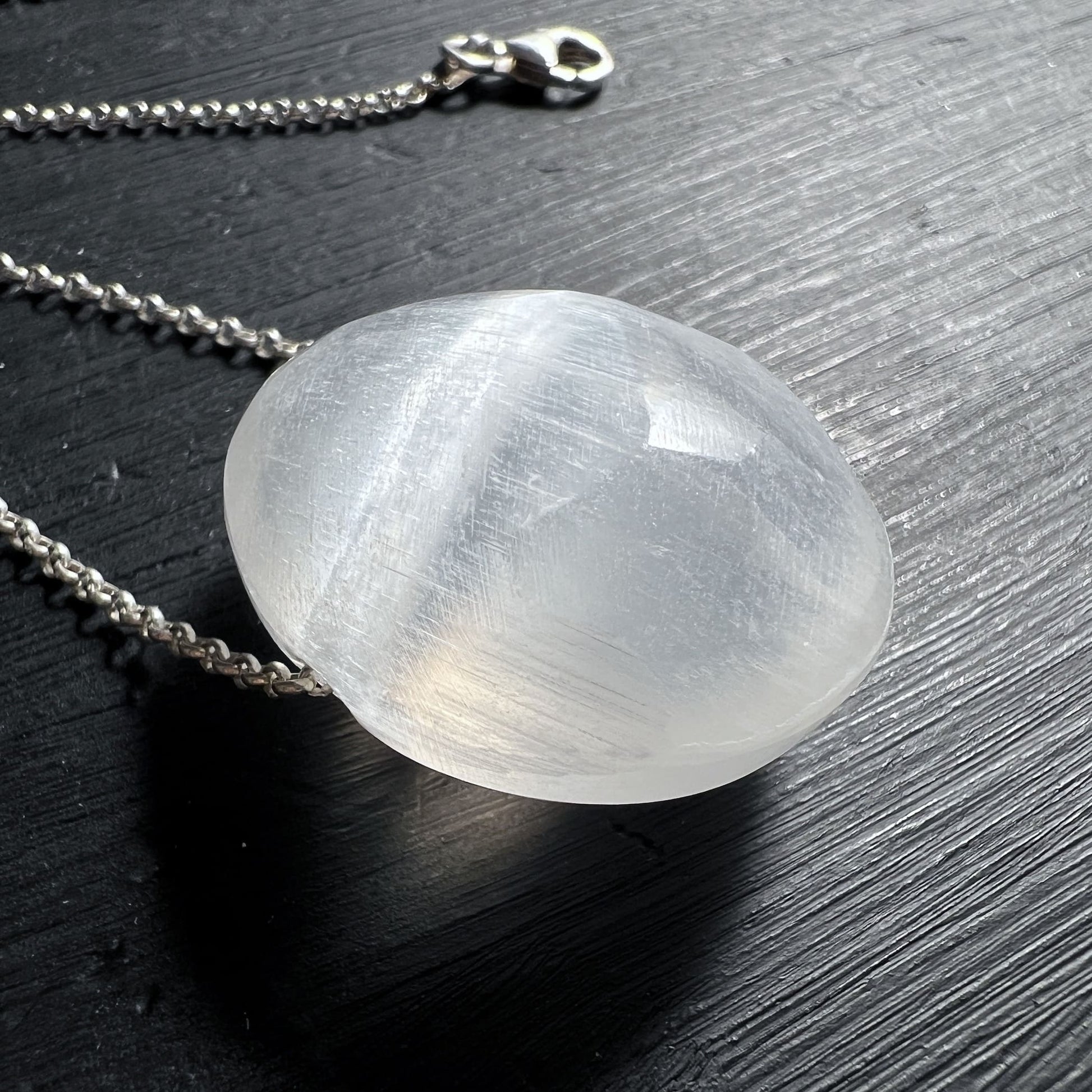 Selenit Polygon Form handgeschliffen organisch