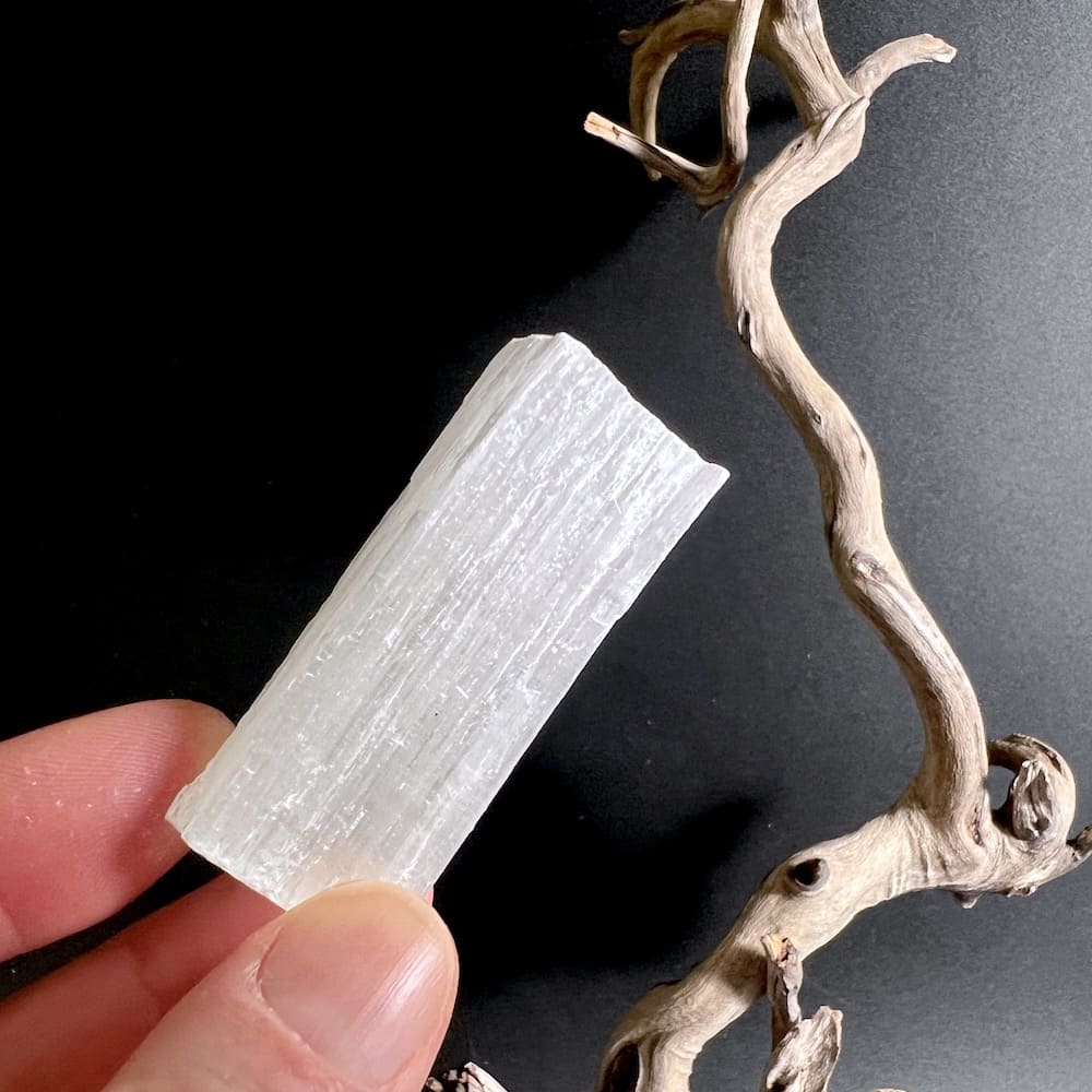 Selenitstab Rohstein 50 mm aus Marokko, sanftes Mondlicht und reine Energie | Happy Minerals