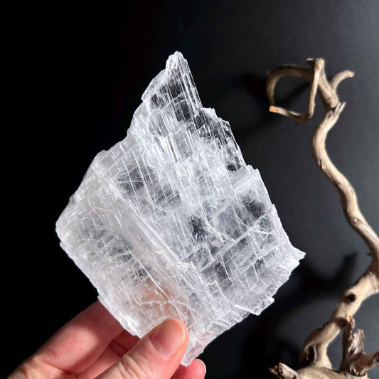 selenit-rohstueck-faserstruktur-glasig-happy-minerals