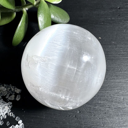 Selenit Sphere 270g ideal für Reiki und Energiearbeit mit sanftem Mondschein-Effekt