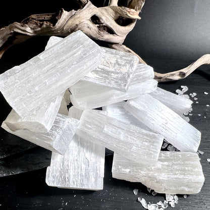 Selenitstäbe im Größenvergleich 50 mm, natürliche Struktur im Detail | Happy Minerals
