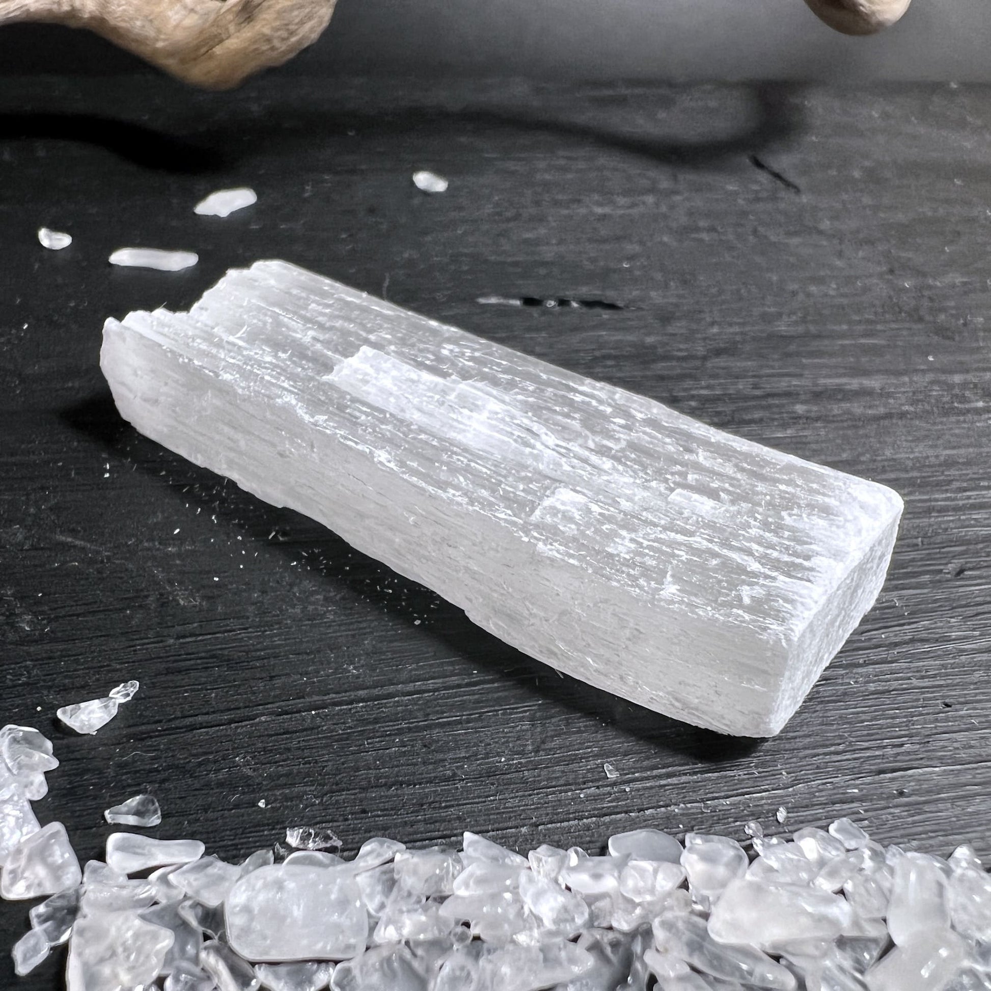   Detailaufnahme Selenitstab mit Lichtreflexen, reine Energie und Klarheit | Happy Minerals
