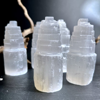 Selenitturm Gruppe mehrere Türme seidig weiß glänzend natürliche Stufen Marokko