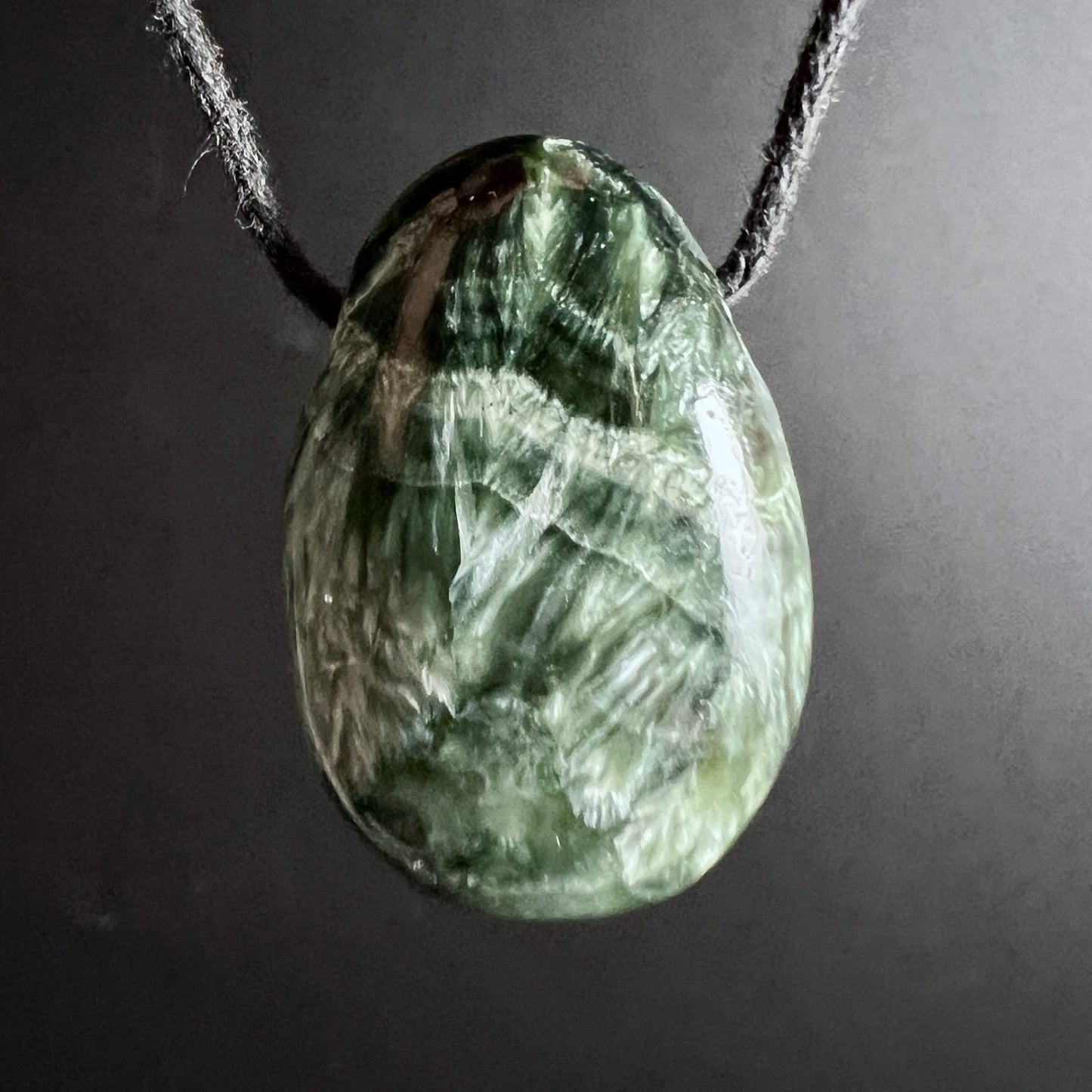 Seraphinit | Anhänger | Tropfenform | changierendes Grün | silbrige Fasern | Happy Minerals
