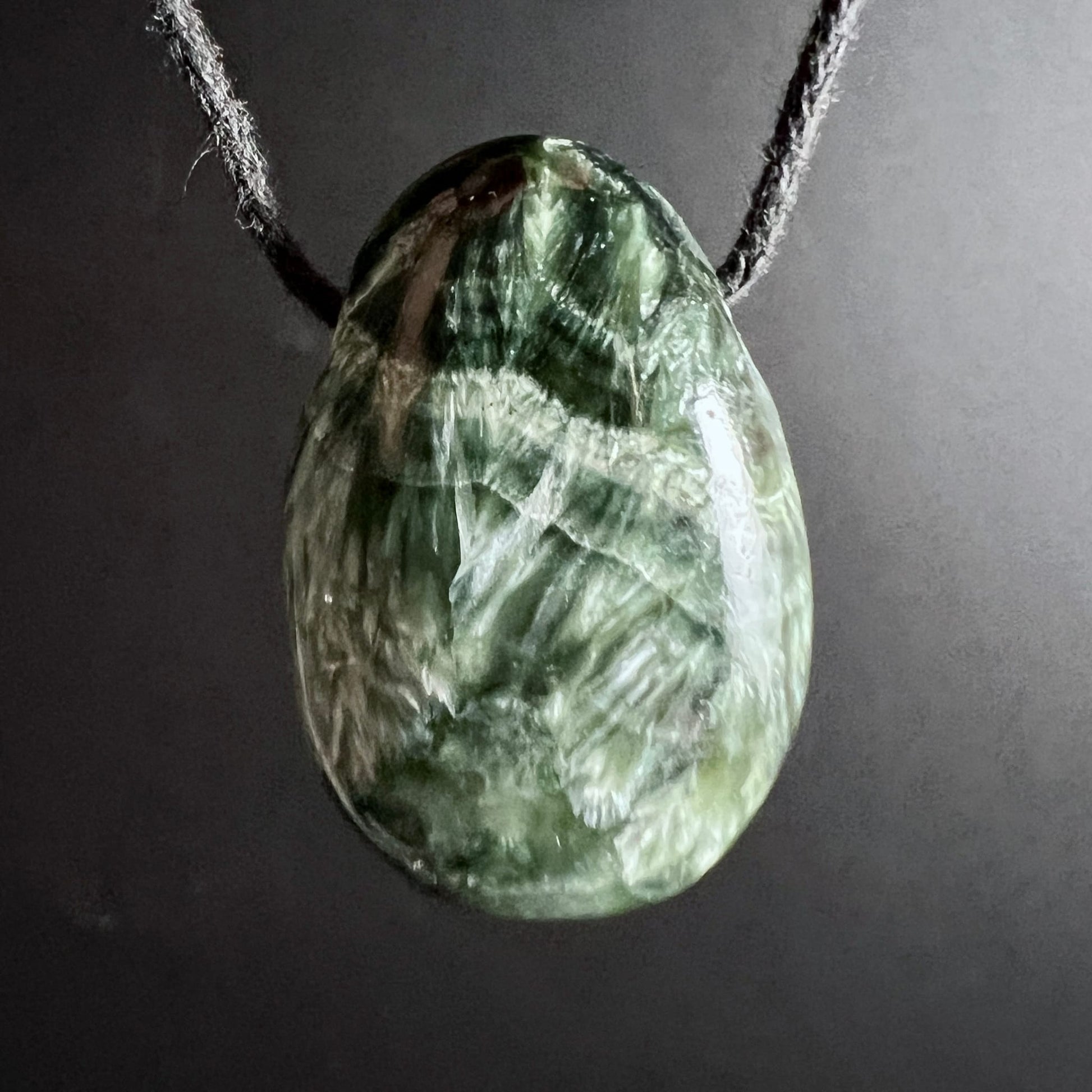 Seraphinit | Anhänger | Tropfenform | changierendes Grün | silbrige Fasern | Happy Minerals