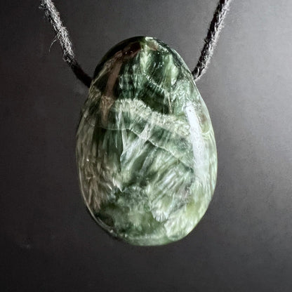 Seraphinit | Anhänger | Tropfenform | changierendes Grün | silbrige Fasern | Happy Minerals