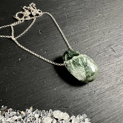 Seraphinit | komplette Kette | Karabinerverschluss | Bergkristall-Chips | Naturstein | Happy Minerals