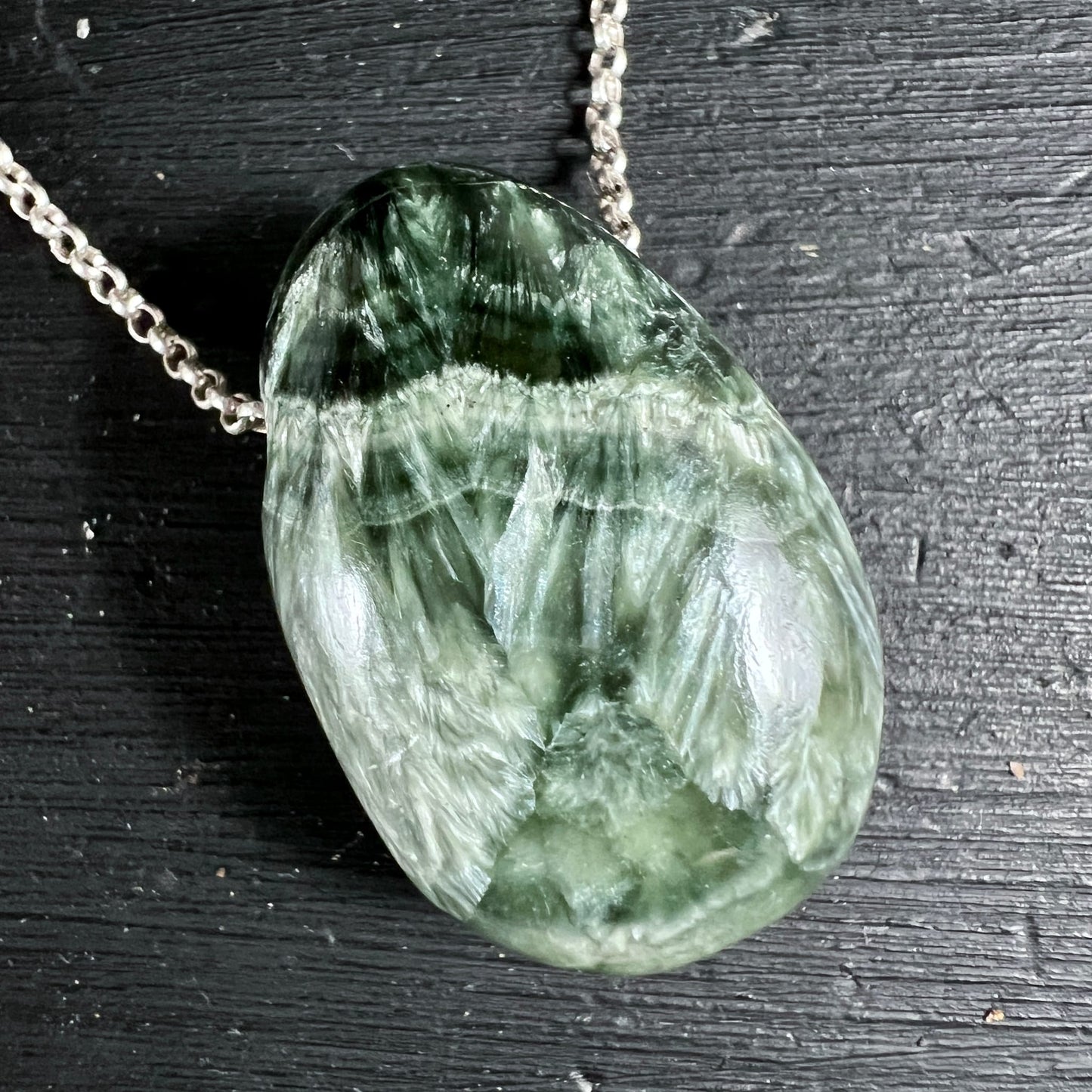 Seraphinit | Kettenanhänger | silberne Kette | dunkelgrüne Streifen | Edelstein | Happy Minerals