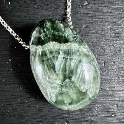 Seraphinit | Kettenanhänger | silberne Kette | dunkelgrüne Streifen | Edelstein | Happy Minerals