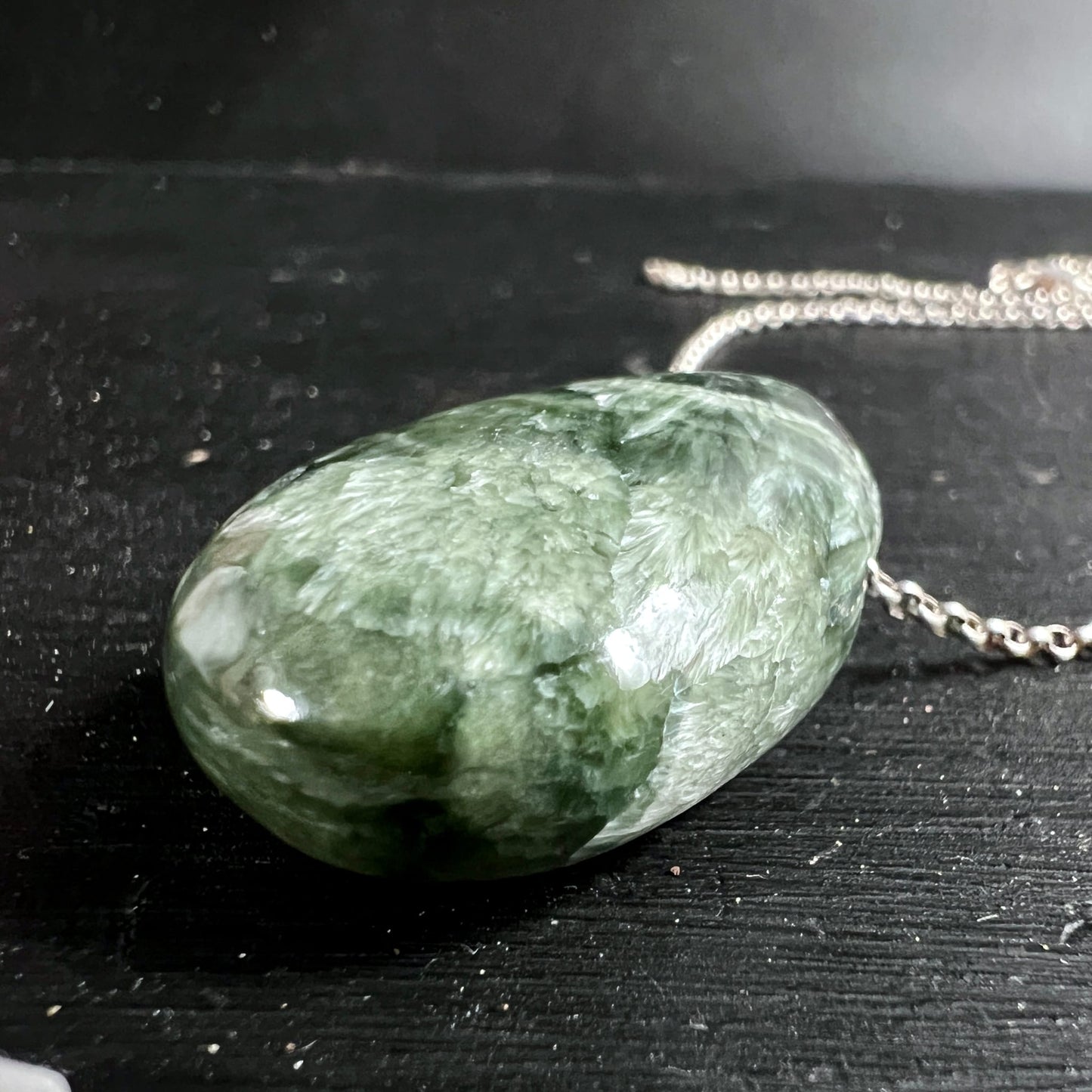 Seraphinit | Makroaufnahme | seidiger Glanz | grüne Farbverläufe | Heilstein | Happy Minerals
