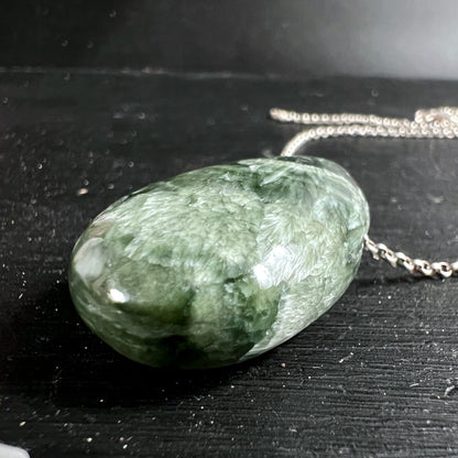 Seraphinit | Makroaufnahme | seidiger Glanz | grüne Farbverläufe | Heilstein | Happy Minerals