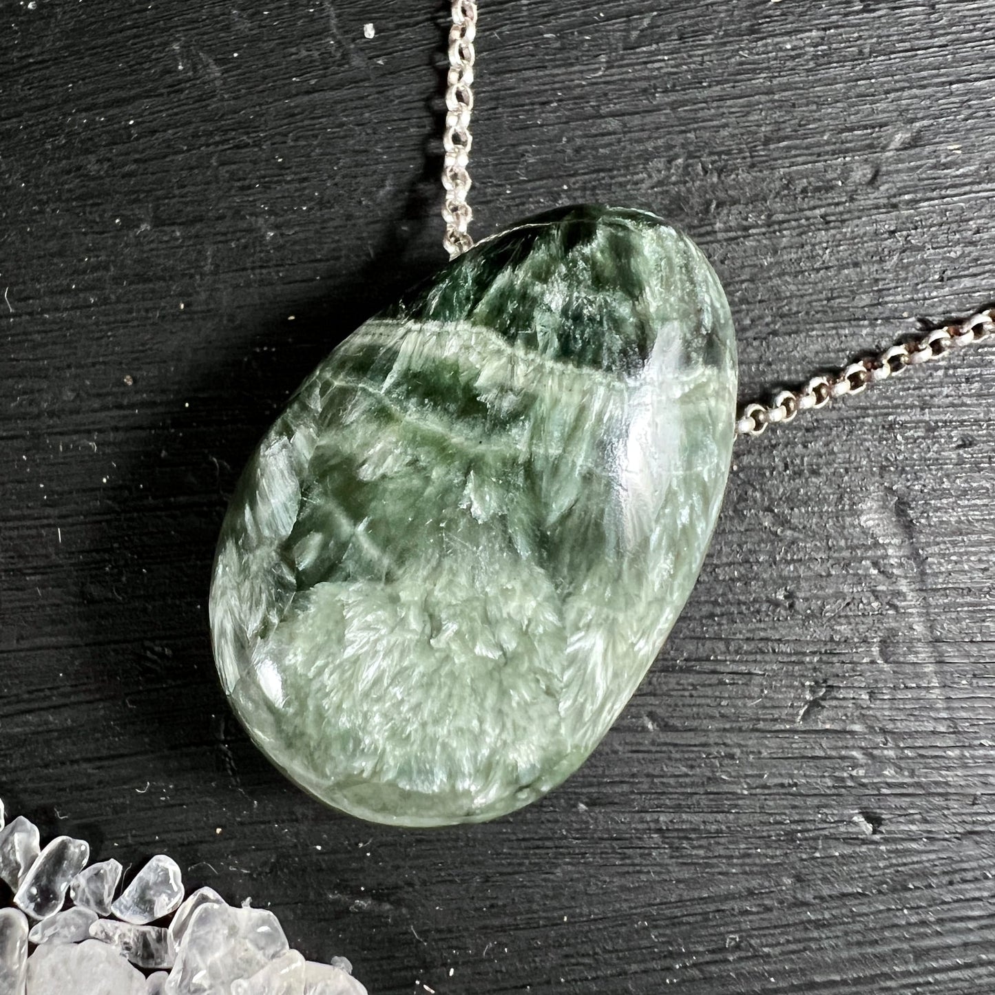Seraphinit | Nahaufnahme | feine Federstruktur | silberne Kette | Kristallschmuck | Happy Minerals