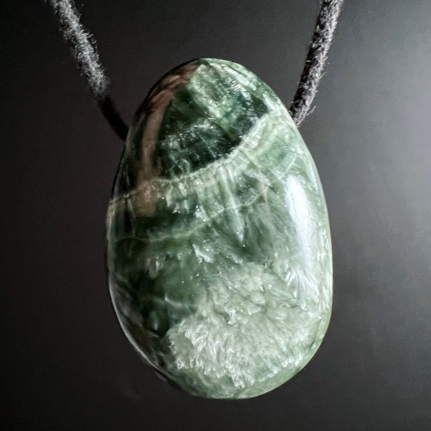 Seraphinit | Unikat | moosgrüne Musterung | glänzende Oberfläche | Naturschmuck | Happy Minerals