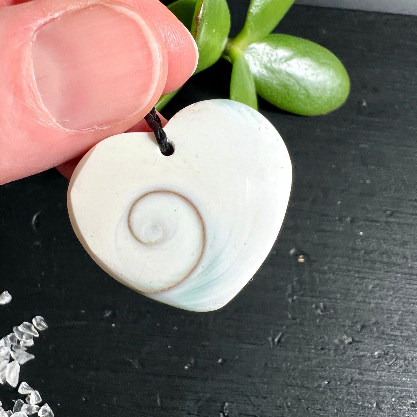 Shiva Auge Herzanhänger | Hand haltend | Bohrloch Detail | cremeweiß Spirale | Bali | Happy Minerals