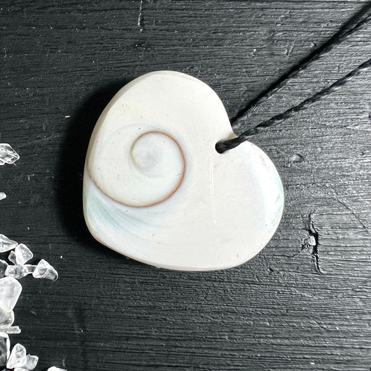 Shiva Auge Herzanhänger | Detail Spiralstruktur | perlmutt schimmernd | Meeresschnecke | Happy Minerals