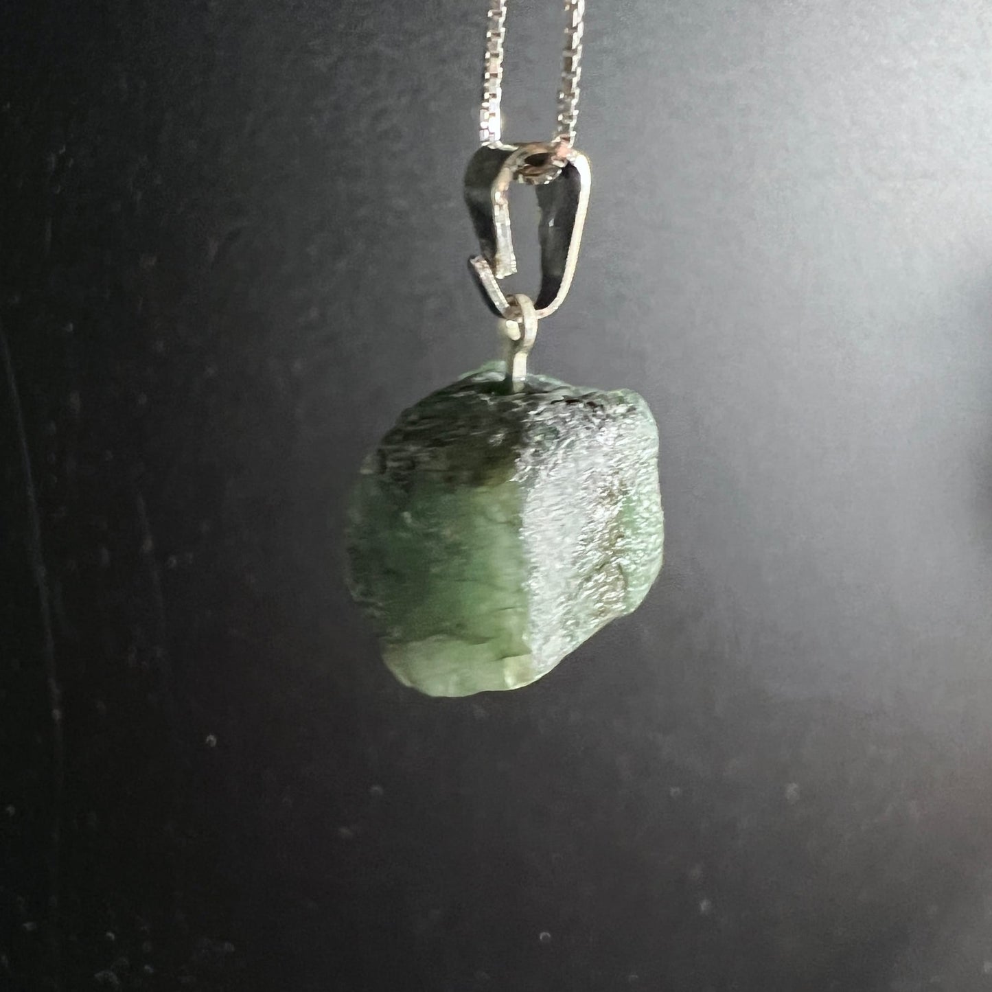 Roher Smaragd Anhänger, tiefgrün mit hellgrau-weissem Schimmer, unregelmässige Naturform, Silberöse | Happy Minerals