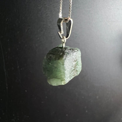 Roher Smaragd Anhänger, tiefgrün mit hellgrau-weissem Schimmer, unregelmässige Naturform, Silberöse | Happy Minerals