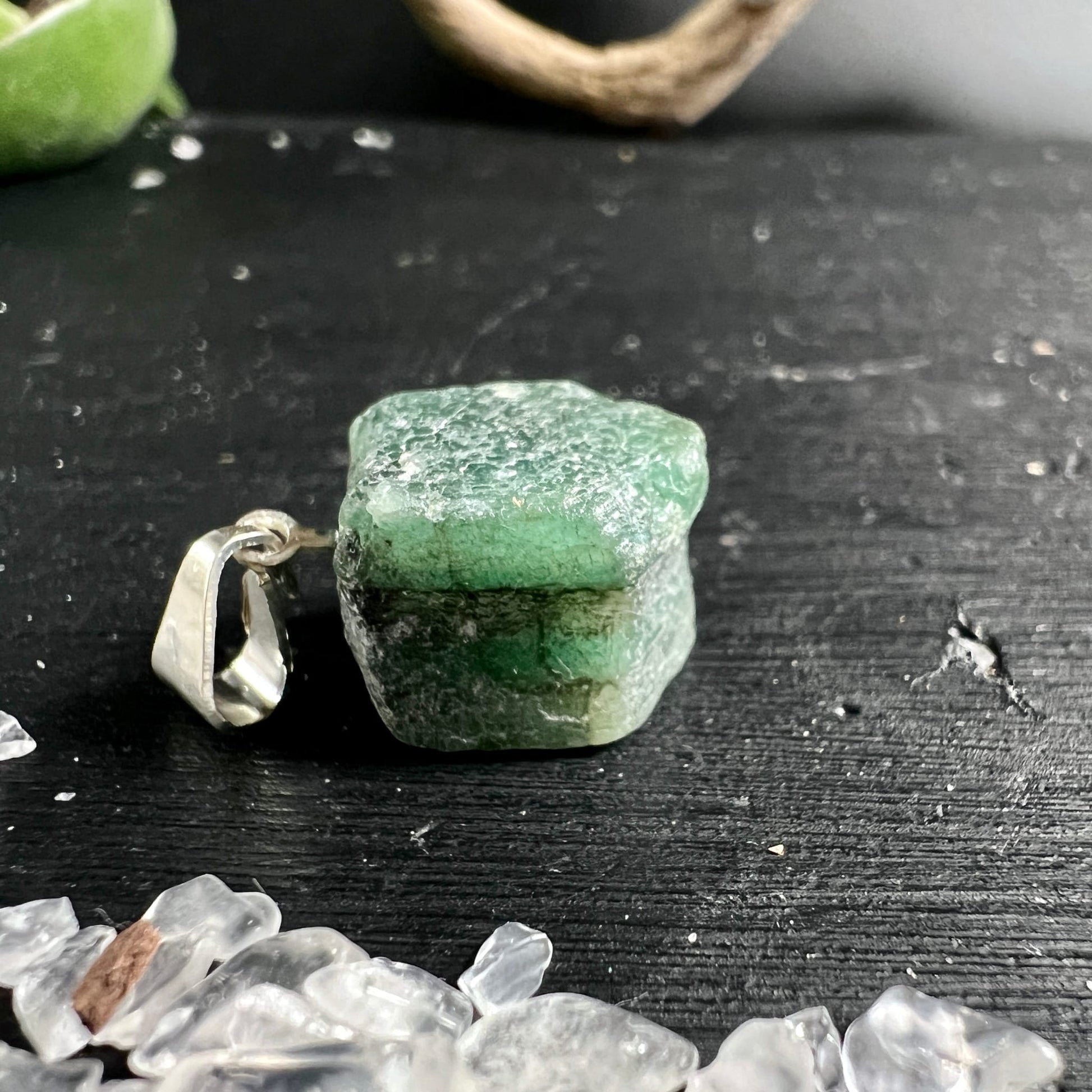 Roher Smaragd Anhänger, mintgrün mit dunkelgrünen Zonen und schwarzen Einschlüssen, unregelmässige Würfelform, Silberöse | Happy Minerals