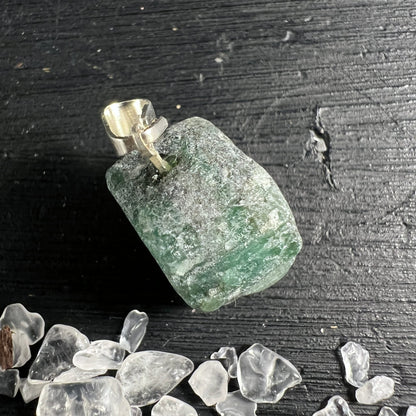 Roher Smaragd Anhänger, mintgrün mit grau-weißen Einschlüssen, rechteckig-unregelmäßig, matte Oberfläche, Silberöse | Happy Minerals