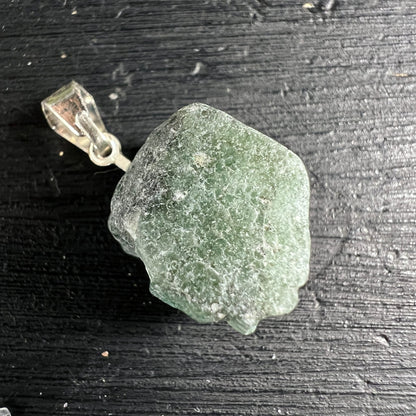 Roher Smaragd Anhänger, mintgrün mit dunkelgrünen Zonen, körnige Textur, unregelmäßige Rohform, Silberöse | Happy Minerals