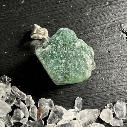 Roher Smaragd Anhänger, mintgrün mit weisslichen Flecken, körnige Textur, unregelmässige Form, Silberöse | Happy Minerals