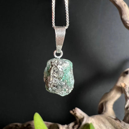 Smaragd Rohstein Schmuck Anhaenger Detail der 925 Silber Fassung