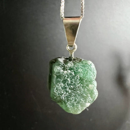 Roher Smaragd Anhänger, mintgrün mit dunkelgrünen Zonen, unregelmässig-klobige Form, matte körnige Oberfläche, Silberöse | Happy Minerals