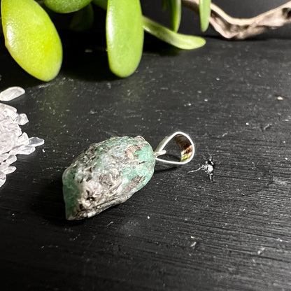 Naturbelassener Smaragd Anhaenger Brasilien mit Glimmerschiefer