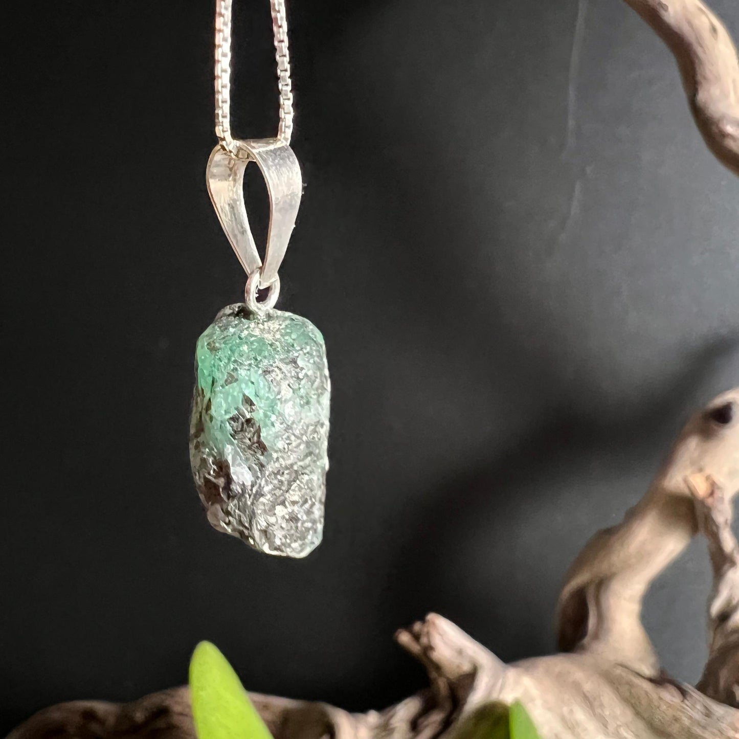 Roher Smaragd an 925 Silber Venezianerkette haengend