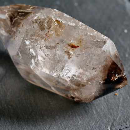 Smoky Amethyst Spitze | Dunkle Flecken | Bergkristall Detail | Madagaskar | Happy Minerals