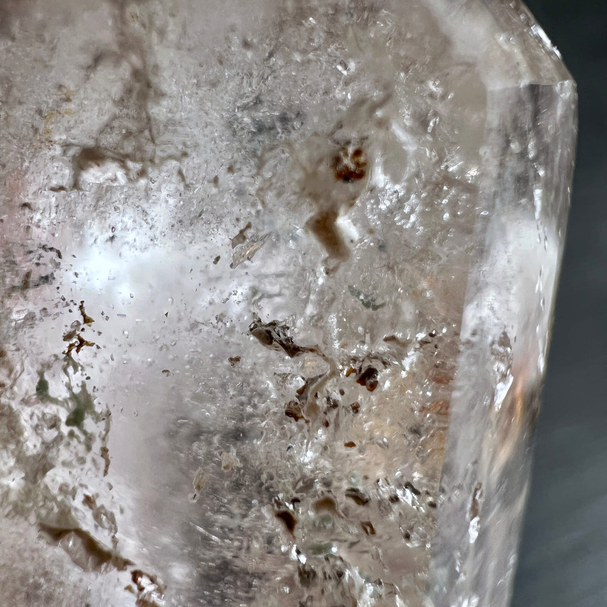 Smoky Amethyst Bergkristall | Madagaskar | Nahaufnahme | Chlorit Einschlüsse | Happy Minerals