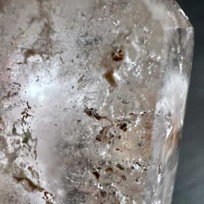 Smoky Amethyst Bergkristall | Madagaskar | Nahaufnahme | Chlorit Einschlüsse | Happy Minerals
