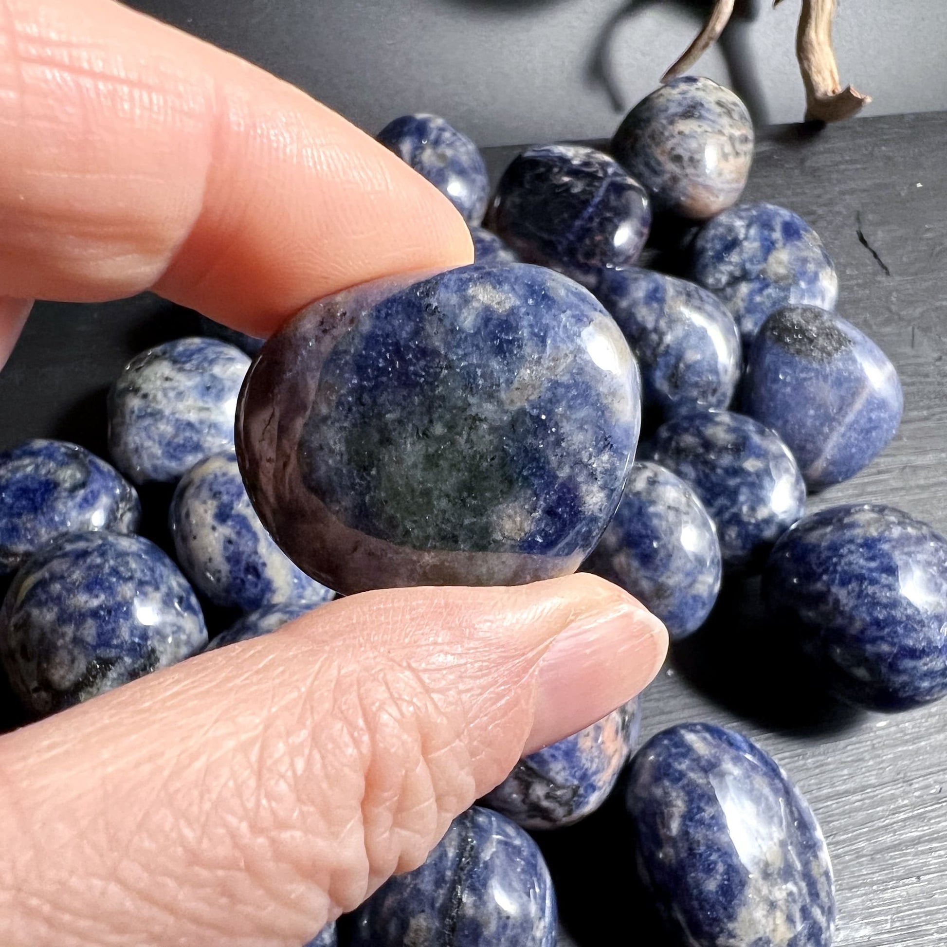 Polierter Sodalith Handschmeichler, glänzend und rund | Happy Minerals