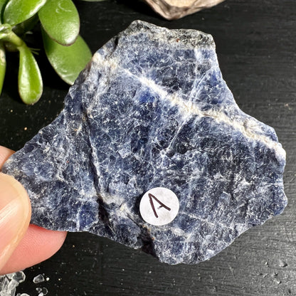 Sodalith Rohstein A Brasilien | intensive blaue Farbe | weisse Calcit Einschlüsse | Happy Minerals