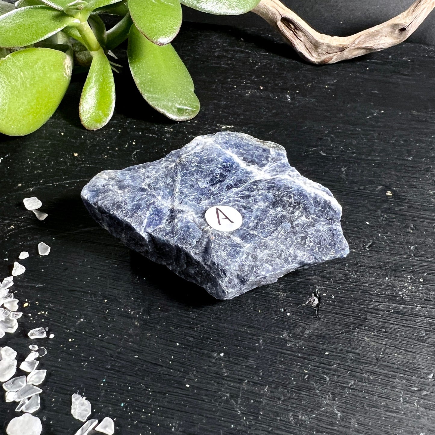 Sodalith Rohstein A Brasilien | marmorierte Oberflaeche | tiefblaue Kristallstruktur | Happy Minerals