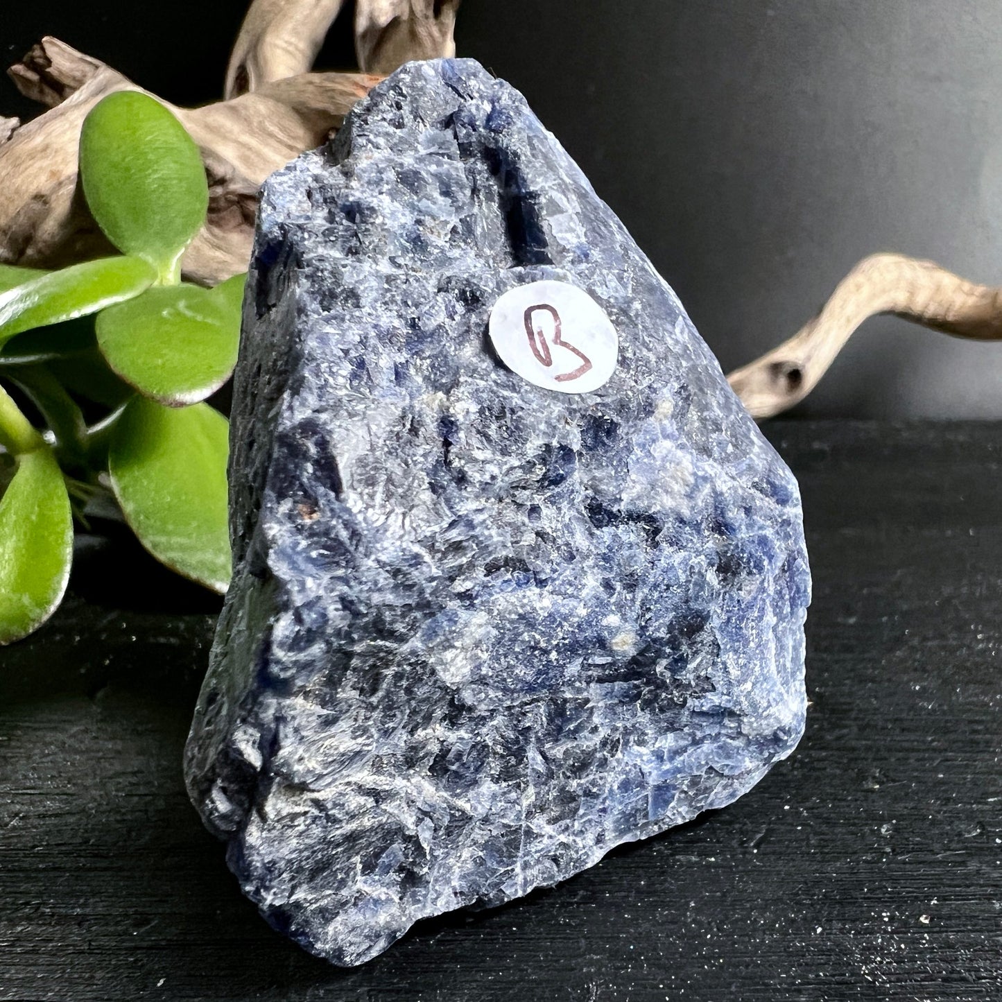 Sodalith Rohstein B Brasilien | dunkelblaue Matrix | weisse Calcit Adern | naturbelassen | Happy Minerals