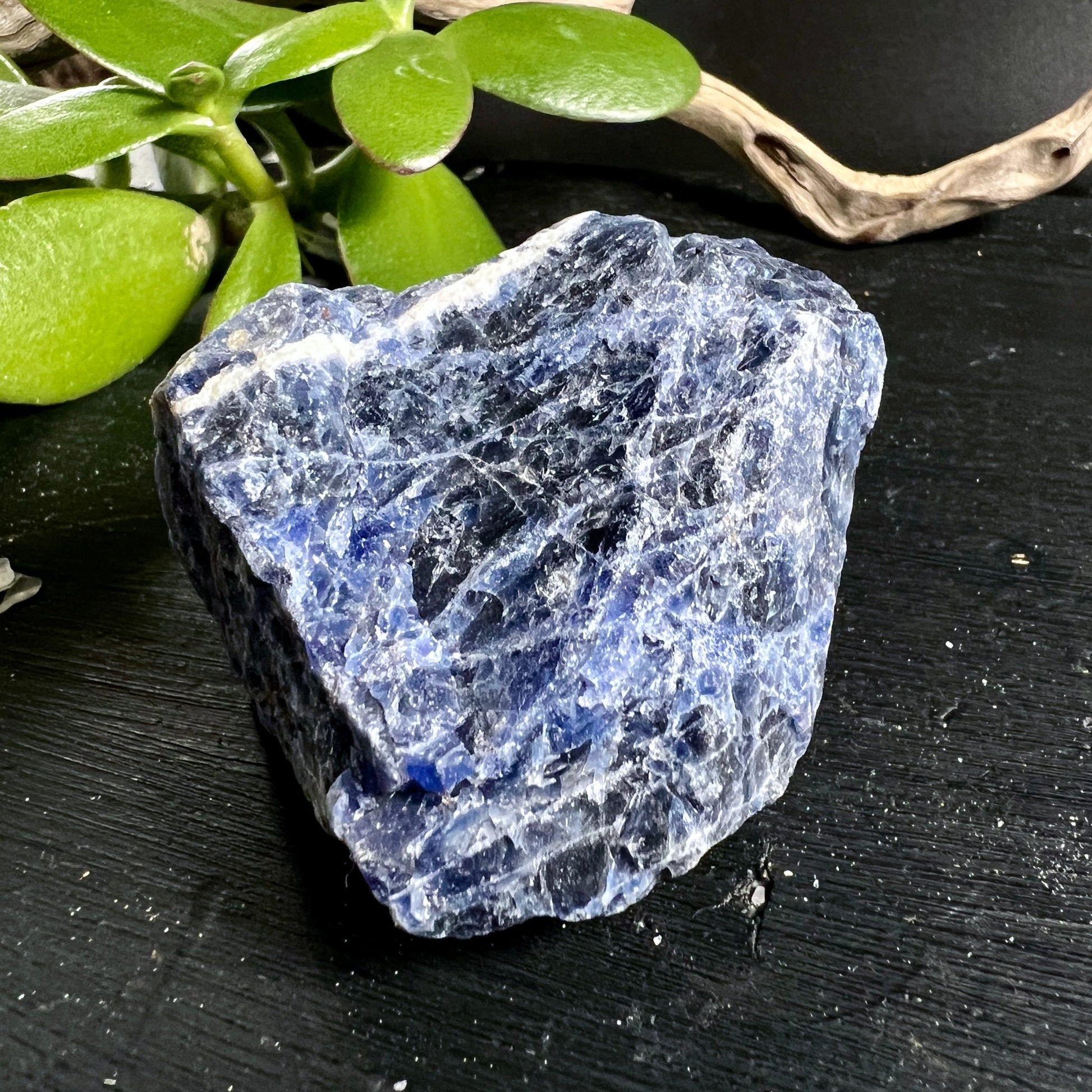 Sodalith Rohstein B Brasilien | raue Oberflaeche | intensive Blautoene | natuerliche Form | Happy Minerals