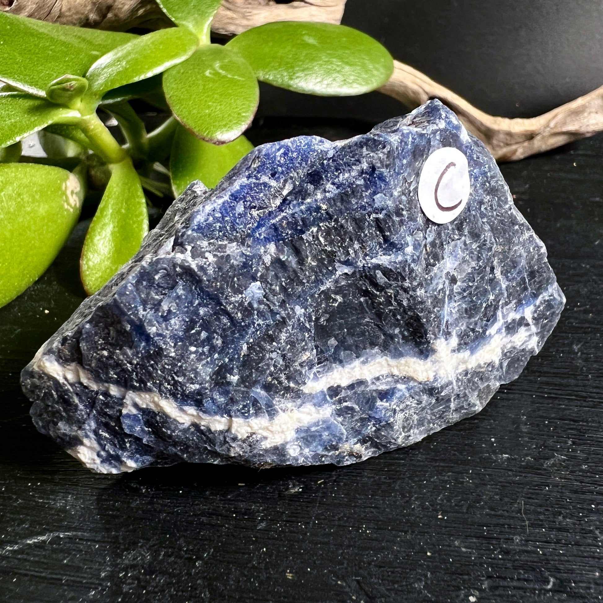 Sodalith Rohstein C Brasilien | kobaltblaue Farbe | weisse Marmorierung | kristalline Struktur | Happy Minerals